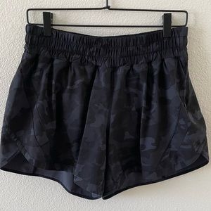 Lululemon Women’s Track That Mid-Rise Lined Shorts 5” in Camo. Size 10.